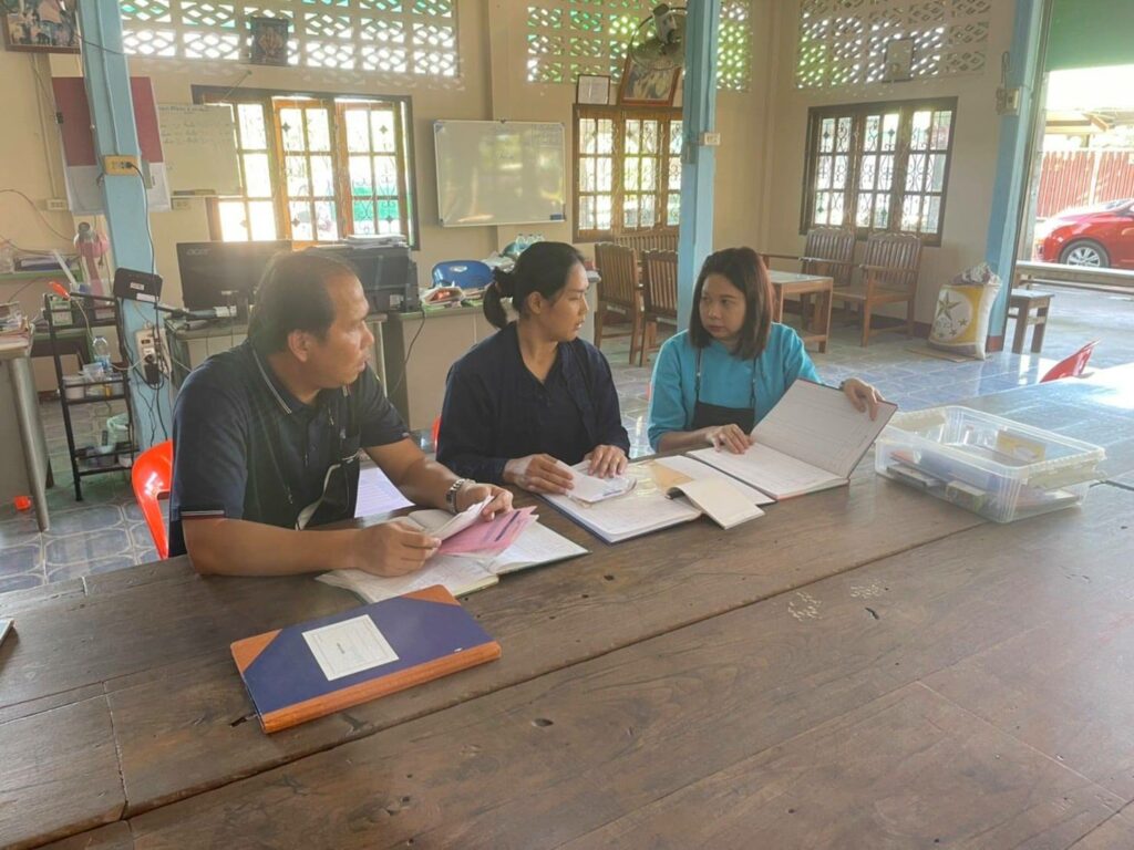 ร่วมกับเจ้าหน้าที่ตรวจสอบบัญชีสหกรณ์จังหวัดอุตรดิตถ์ ให้ความรู้เรื่อง การทำบัญชีรายรับ-รายจ่าย ให้กับกลุ่มแปลงใหญ่ข้าว หมู่ 1-4 ตำบลคุ้งตะเภา ณ กลุ่มเกษตรกรทำนาคุ้งตะเภา อำเภอเมืองอุตรดิตถ์ จังหวัดอุตรดิตถ์