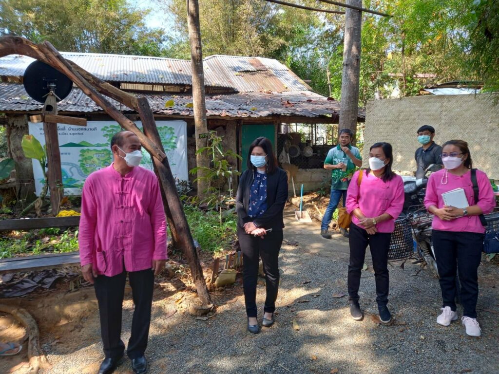 ติดตามเกษตรกรเครือข่าย ศพก. และร่วมจัดสถานที่เพื่อประเมินผลงานศูนย์เรียนรู้โครงการอันเนื่องมาจากพระราชดำริต้นแบบประจำปี พ.ศ.2565 จังหวัดอุตรดิตถ์ ณ ศูนย์เรียนรู้ “บ้านนอกสบายดี”