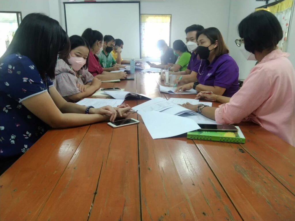 ร่วมรับฟังการชี้แจงโครงการขับเคลื่อนการเกษตรระดับหมู่บ้านสู่การผลิตสินค้าเกษตรมูลค่าสูง จากเจ้าหน้าที่สำนักงานเกษตรและสหกรณ์จังหวัดอุตรดิตถ์