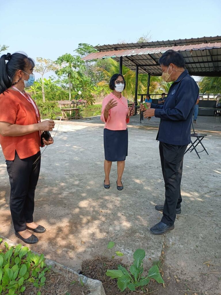 ลงพื้นที่ให้คำแนะนำเกษตรกร (นายสุริยา อินจ่าย) ในเรื่องการเพาะเลี้ยงแหนแดง การเลี้ยงแมลงหางหนีบ และผึ้งชันโรง ณ แปลงไร่นาสวนผสม (สวนสุริยา)