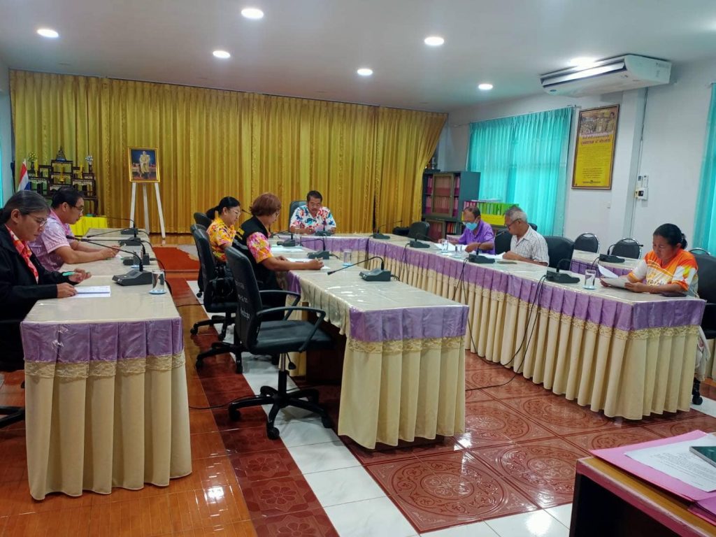 ร่วมประชุมเพื่อพิจารณาให้ความเห็นชอบในการช่วยเหลือประชาชน องค์การบริหารส่วนตำบลถ้ำฉลอง อำเภอเมืองอุตรดิตถ์ จังหวัดอุตรดิตถ์