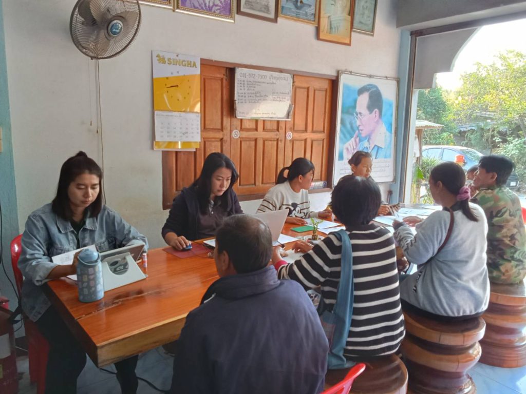 สำนักงานเกษตรอำเภอเมืองอุตรดิตถ์ลงพื้นที่ร่วมกับผู้นำชุมชน และอาสาสมัครเกษตรหมู่บ้าน ขึ้นทะเบียน/ปรับปรุงทะเบียนเกษตรกร พืชฤดูแล้ง