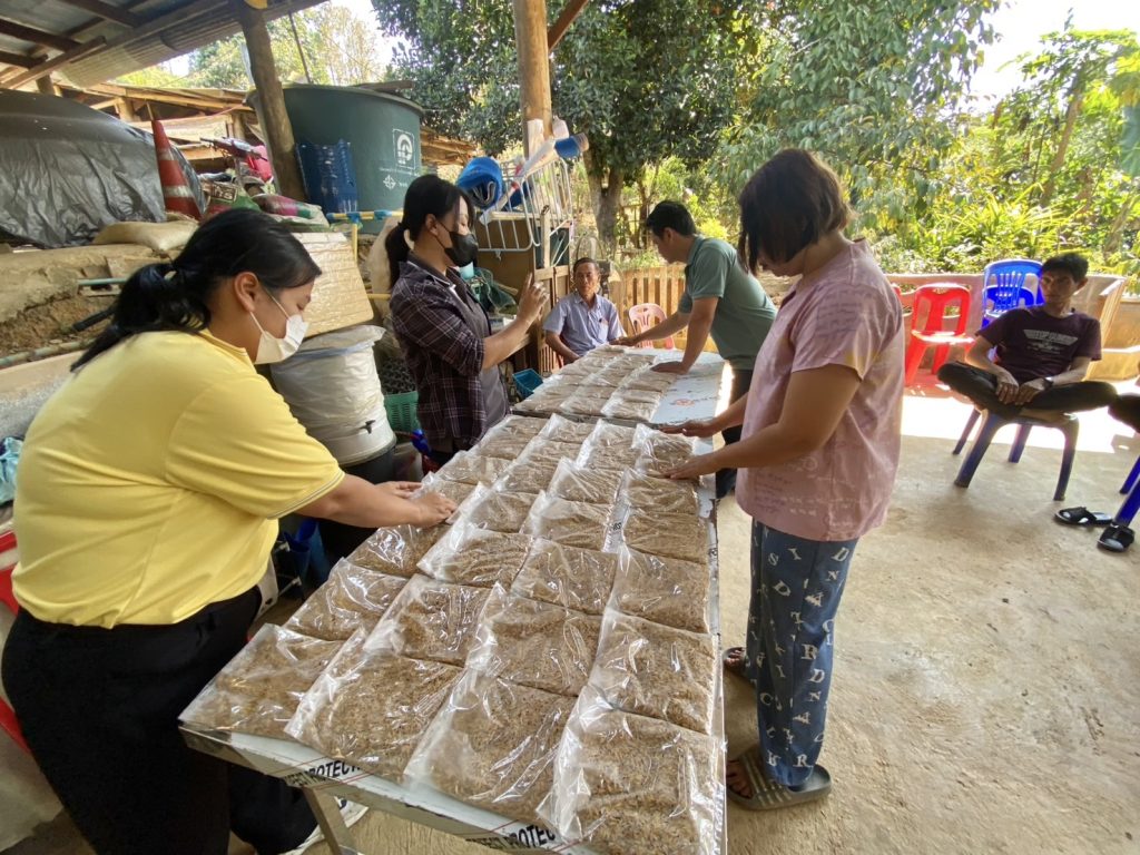 เกษตรอำเภอเมืองอุตรดิตถ์ ขึ้นทะเบียนเกษตรกร/ปรับปรุงทะเบียนเกษตรกรพร้อมถ่ายทอดการผลิตขยายสารชีวภัณฑ์
